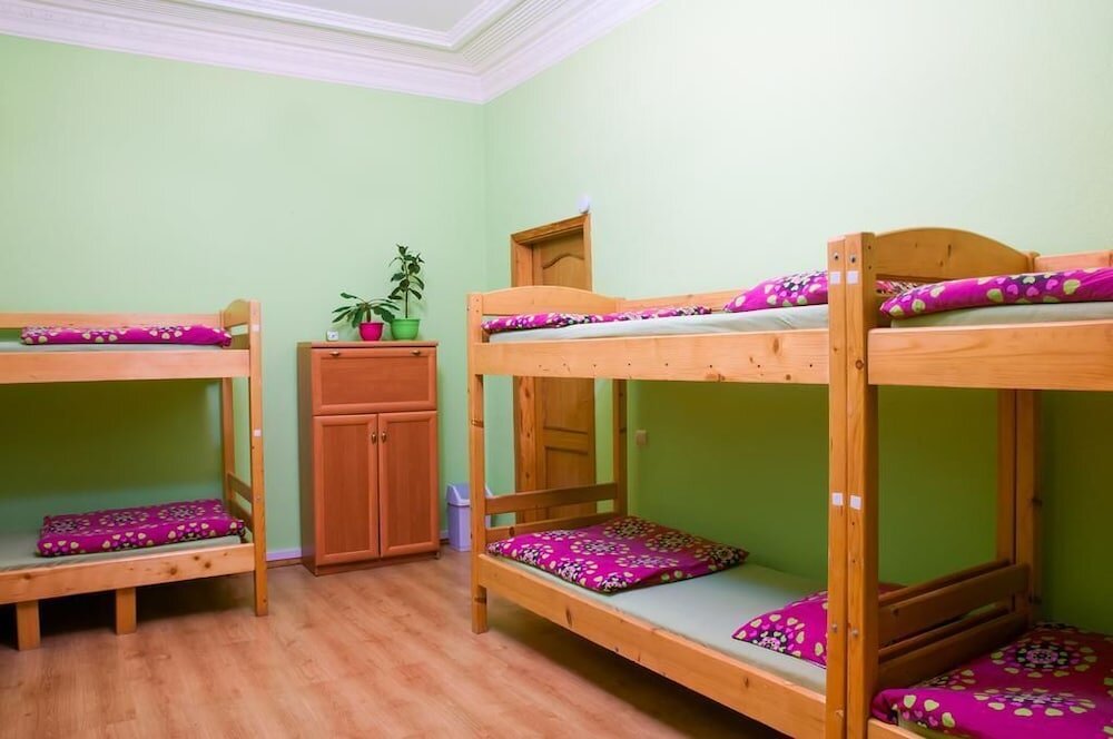Cama en dormitorio compartido con vista a la ciudad Tiu Kreschatik - Hostel