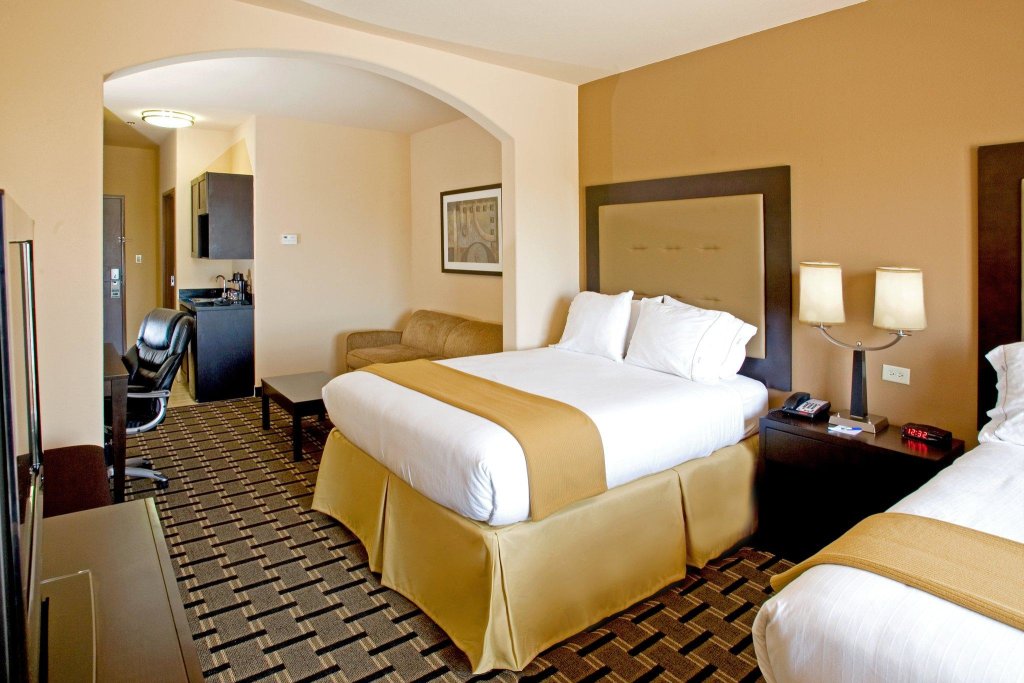 Двухместный люкс Holiday Inn Express and Suites Beeville, an IHG Hotel
