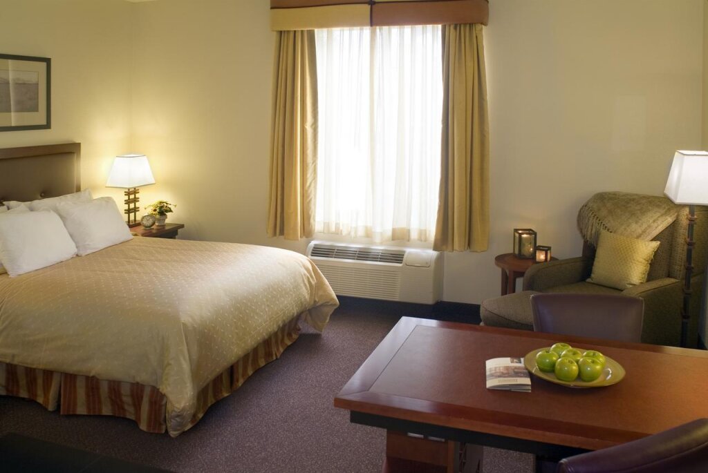 Трёхместный люкс c 1 комнатой Larkspur Landing Folsom-An All-Suite Hotel