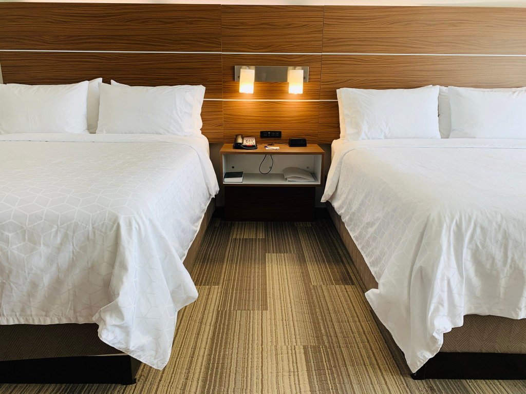 Двухместный номер Standard Holiday Inn Express & Suites Moore, an IHG Hotel