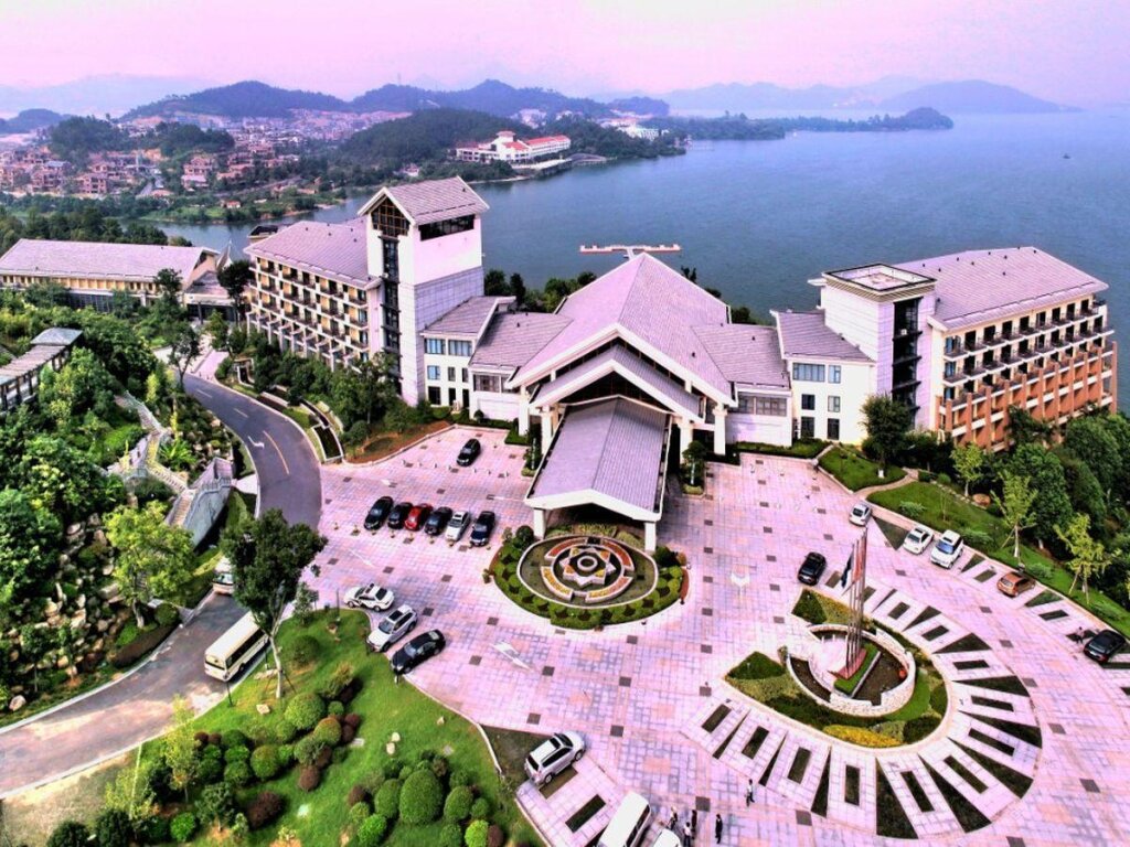Семейный люкс с видом на озеро Hangzhou Linan Wonderland Hotel