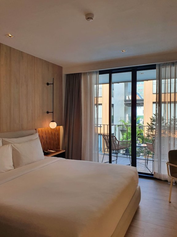 Junior suite doppia con balcone e con vista sulla piscina Craftsman Bangkok