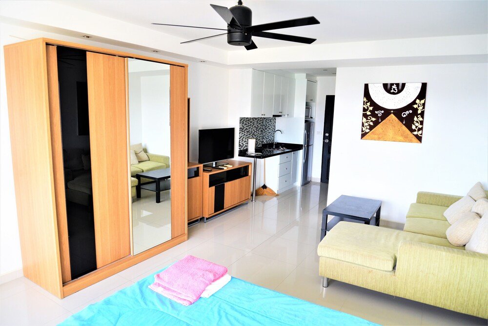 Номер Standard c 1 комнатой с балконом Pattaya Plaza Condotel large studio apartment Sukhumvit