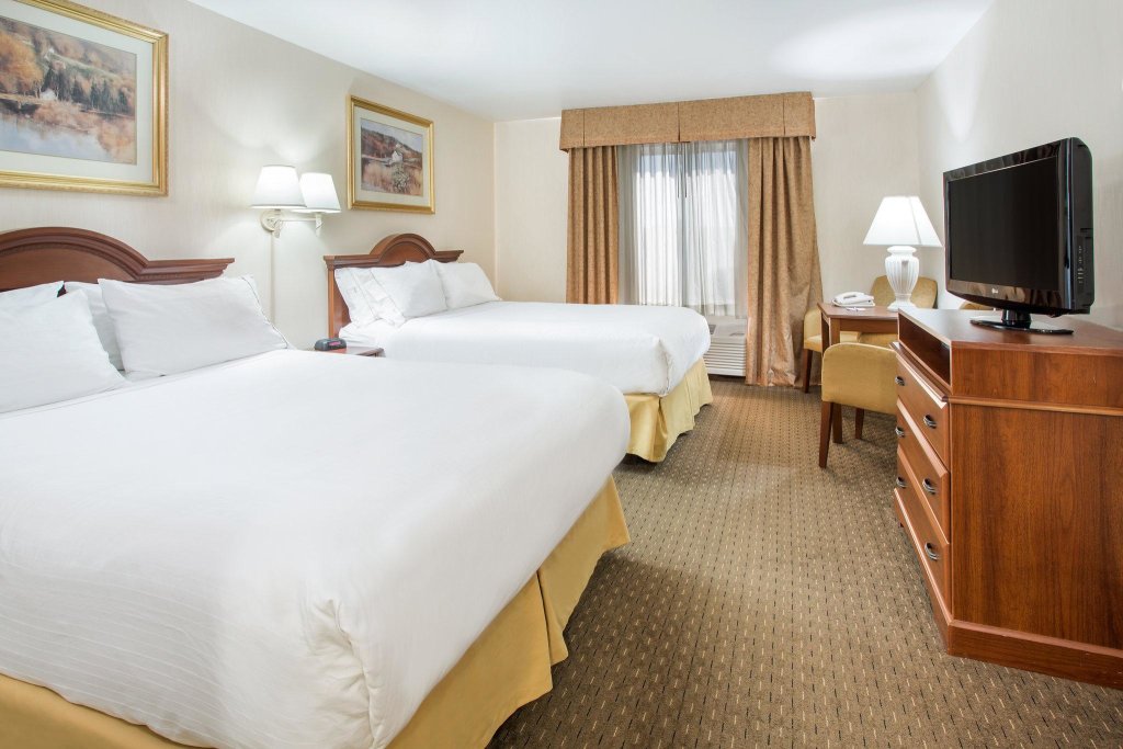 Четырёхместный номер Standard Holiday Inn Express & Suites Marion, an IHG Hotel