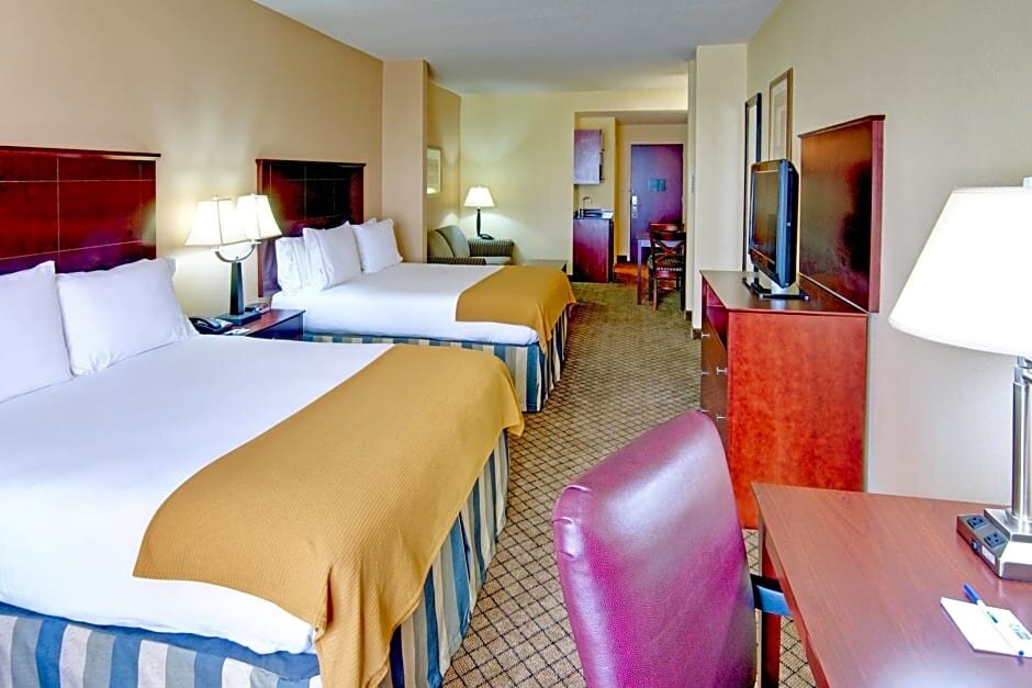 Четырёхместный номер Executive Holiday Inn Express Hotel & Suites Millington-Memphis Area, an IHG Hotel