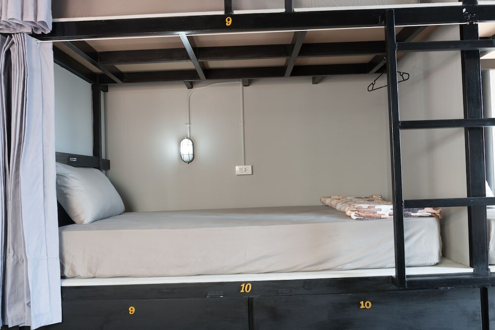 Cama en dormitorio compartido con balcón Iris hostel