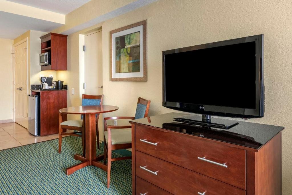 Четырёхместный номер Standard с балконом и с видом на бассейн Holiday Inn Resort Orlando - Lake Buena Vista, an IHG Hotel