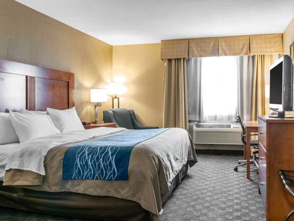 Standard room Comfort Inn & Suites Napoleon