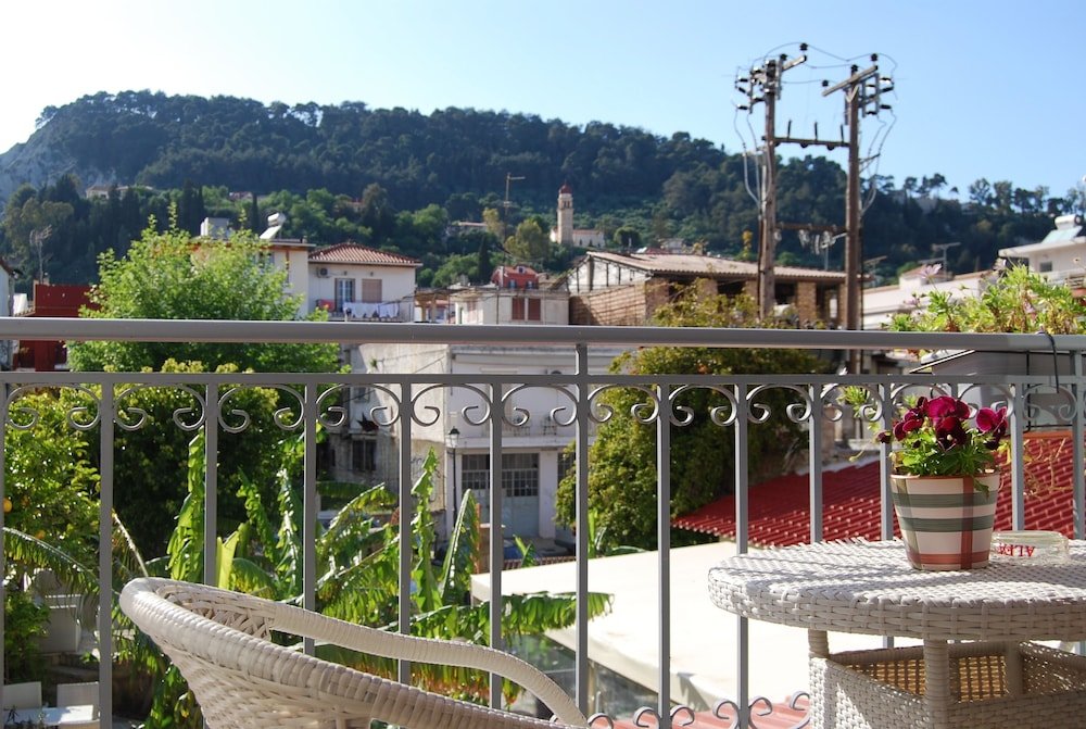 Habitación triple Estándar con balcón y con vista a la montaña Dali