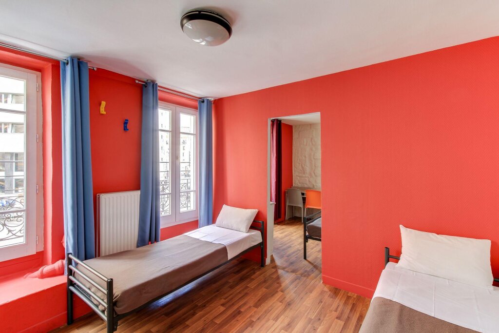Кровать в общем номере (женский номер) Le Montclair Montmartre by River