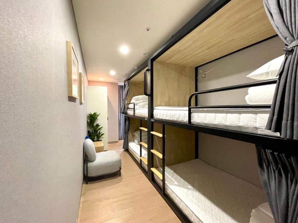 Кровать в общем номере Brosis Hotel