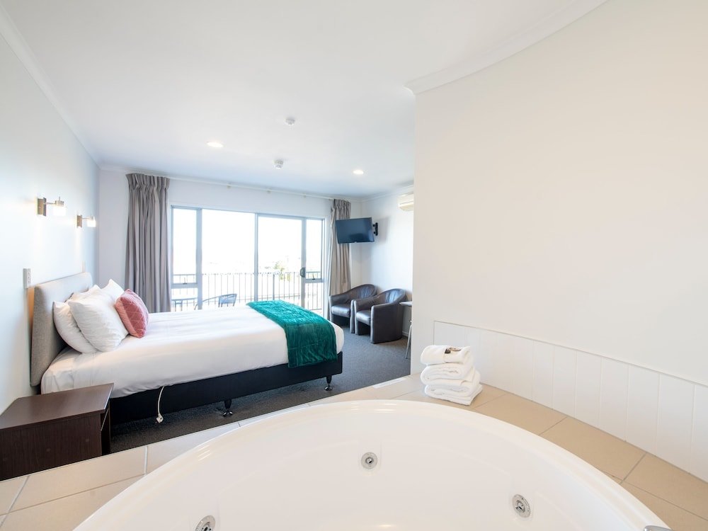 Executive Suite with balcony Lake Taupo Motor Inn