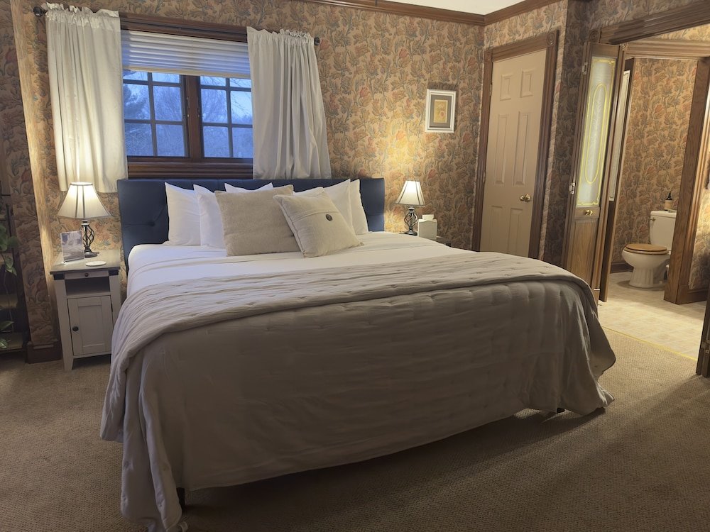 Standard room with balcony Inn On Lake Wissota