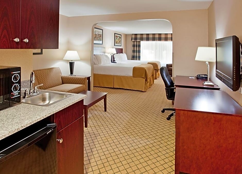 Четырёхместная студия Holiday Inn Express & Suites Wichita Airport, an IHG Hotel