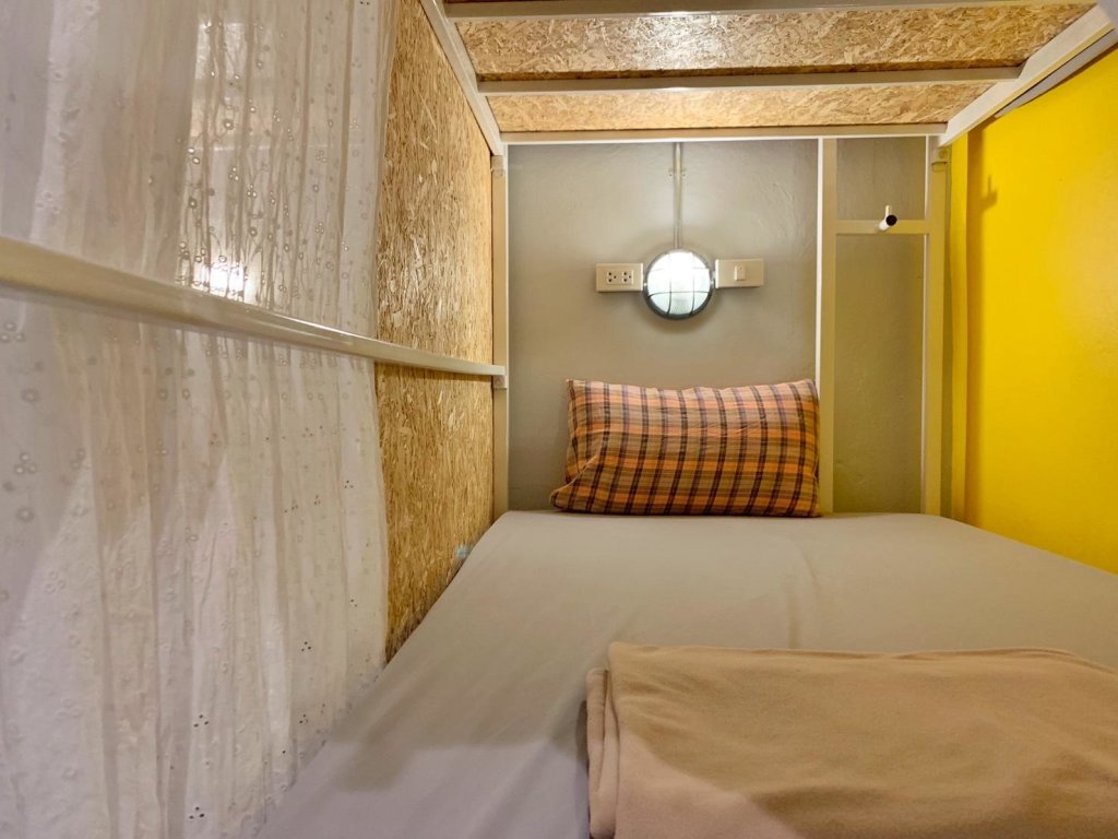 Кровать в общем номере (женский номер) Adventure Hostel