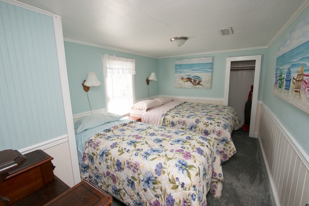 3 Bedrooms Standard Cottage Outer Banks Motel - Village Accommodations