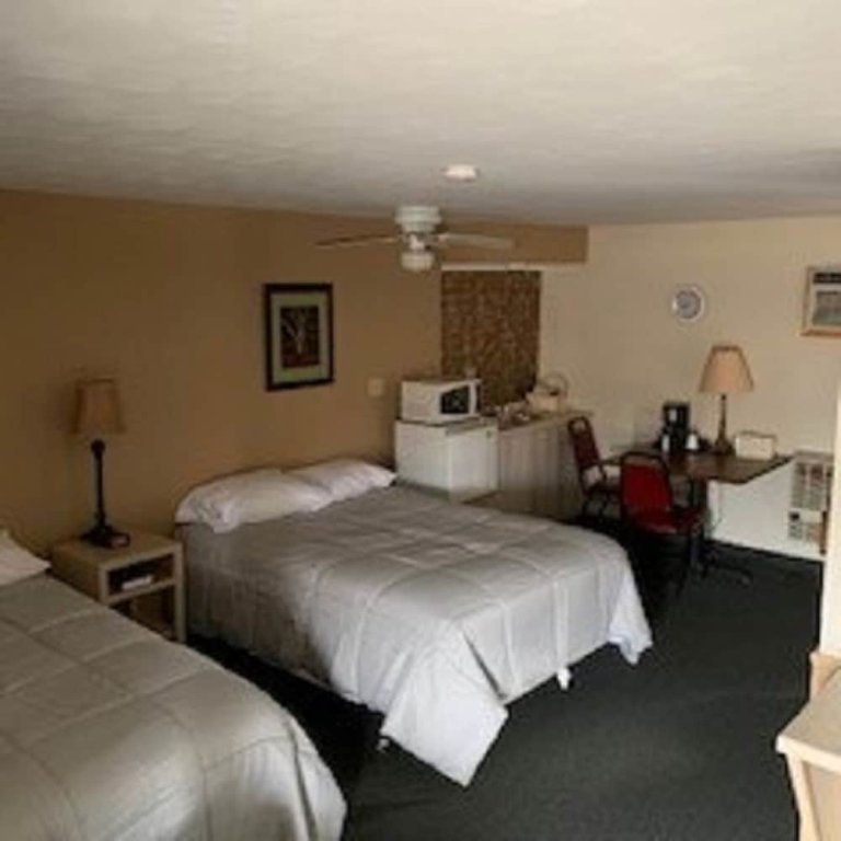 Standard Quadruple room Colonial Motel
