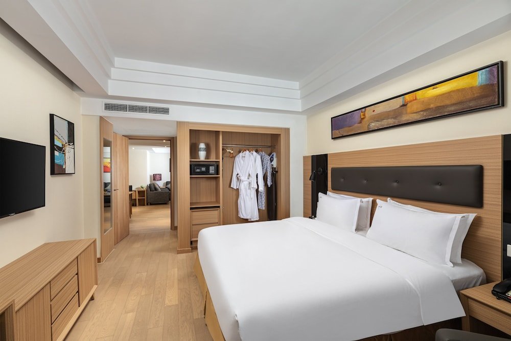 Люкс c 1 комнатой Holiday Inn Shanghai Hongqiao Central, an IHG Hotel