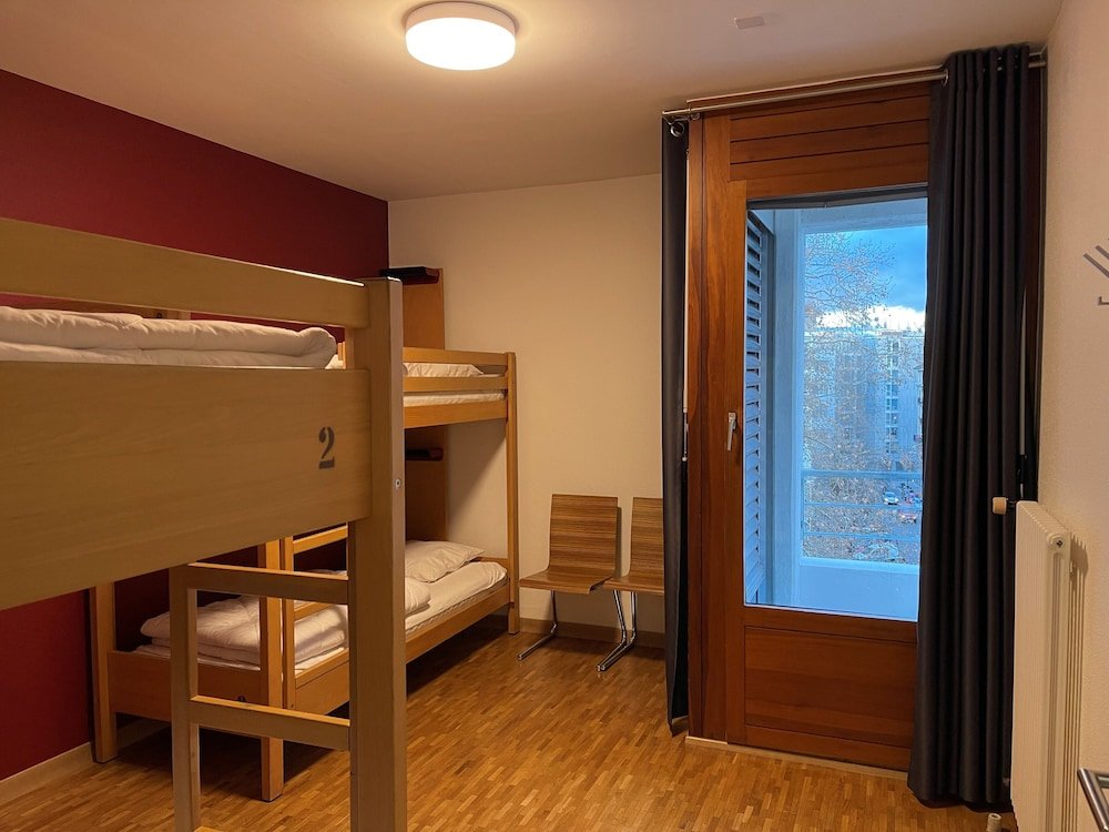 Standard Triple room with balcony Geneva Hostel