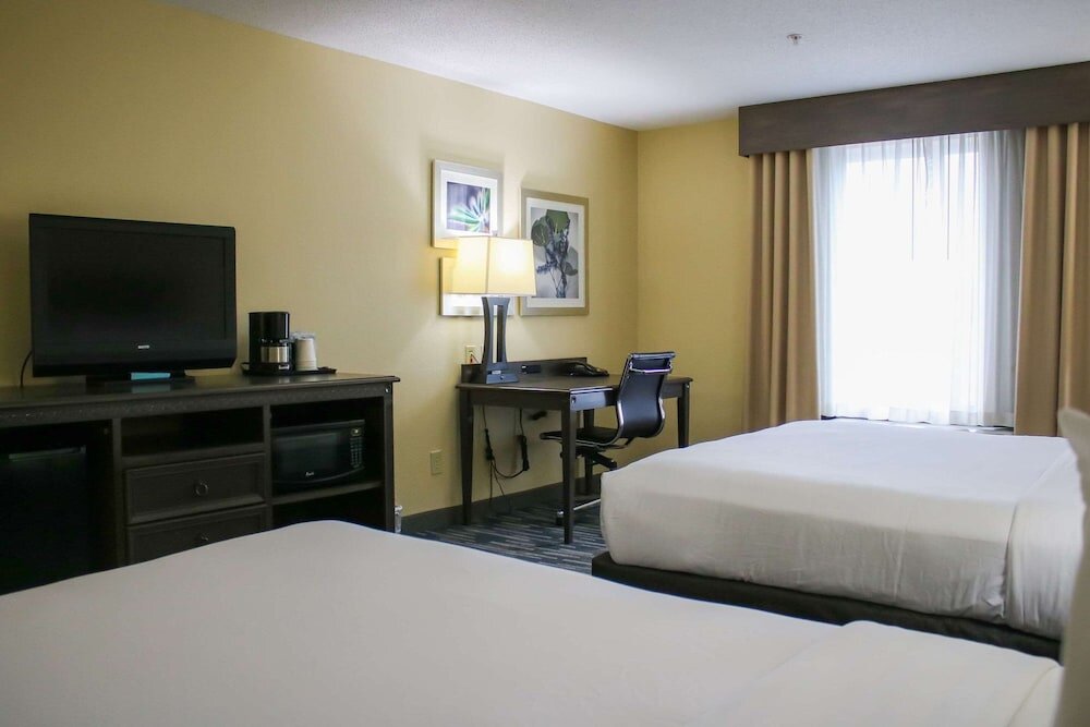 Четырёхместный номер Standard Country Inn & Suites by Radisson, Richmond West at I-64, VA
