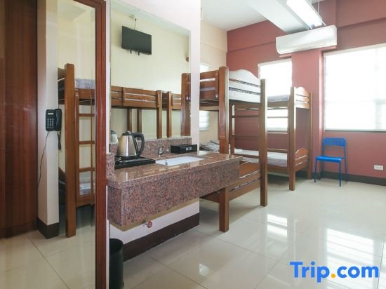 Кровать в общем номере M28 Hotel and Apartments Quezon City