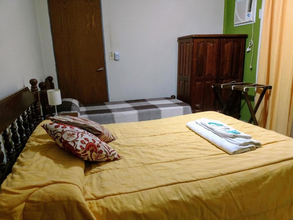 Кровать в общем номере Costas del Paraiso