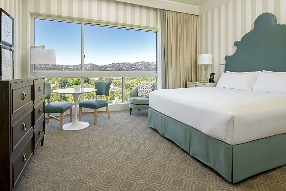 Двухместный номер Premier с красивым видом из окна The Beverly Hilton