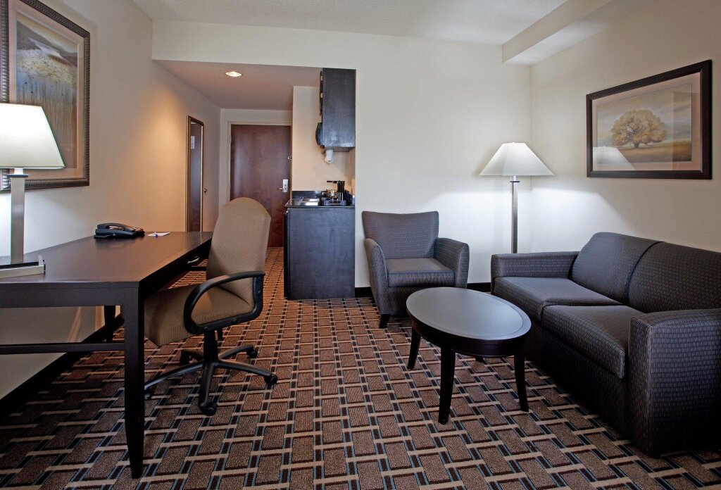 Четырёхместный люкс Holiday Inn Express Hotel & Suites Hope Mills-Fayetteville Airport, an IHG Hotel