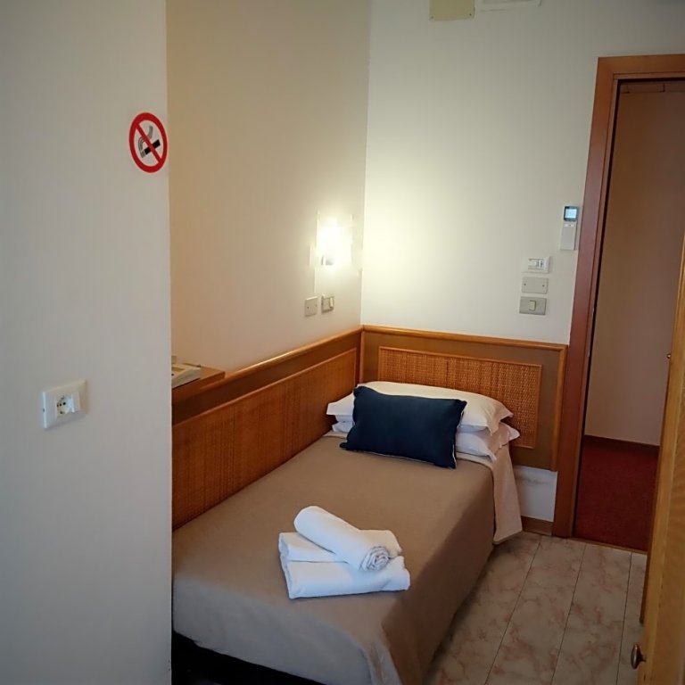 Standard Einzel Zimmer Hotel Capri