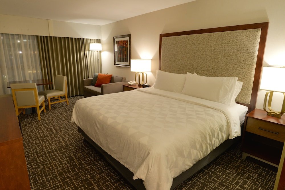 Люкс с балконом Holiday Inn Hotel & Suites Minneapolis-Lakeville, an IHG Hotel