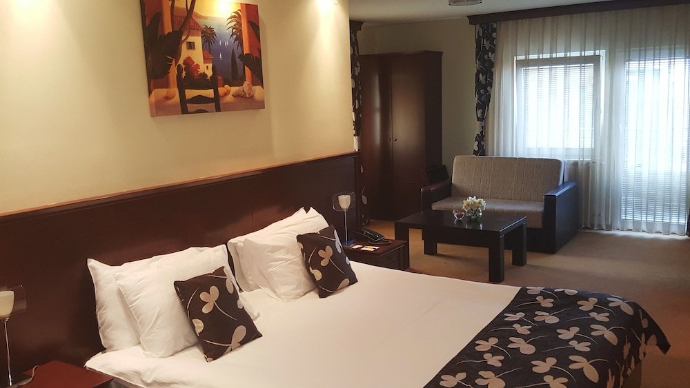 Superior Double room with balcony Garni Hotel Contact