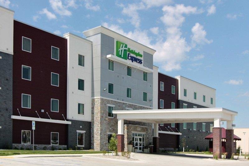 Кровать в общем номере Holiday Inn Express Fargo SW I94 Medical Center, an IHG Hotel