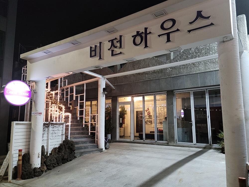 Кровать в общем номере Jeju Vision House