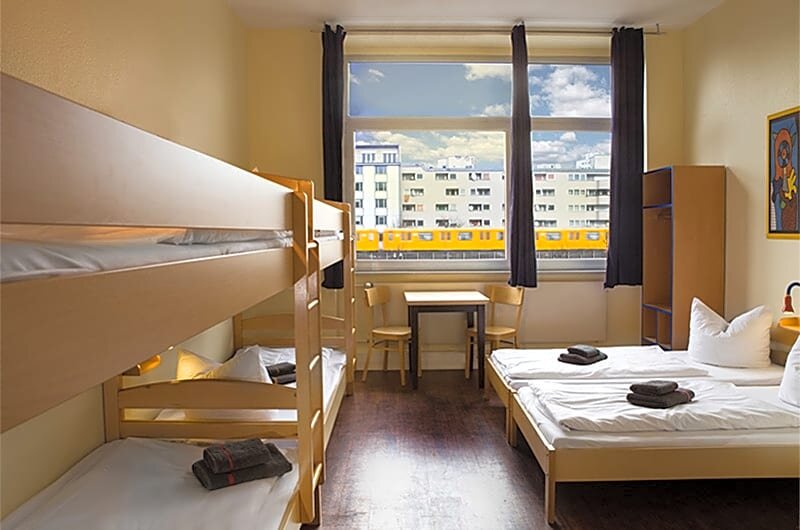 Кровать в общем номере с 6 комнатами acama Hotel & Hostel Kreuzberg