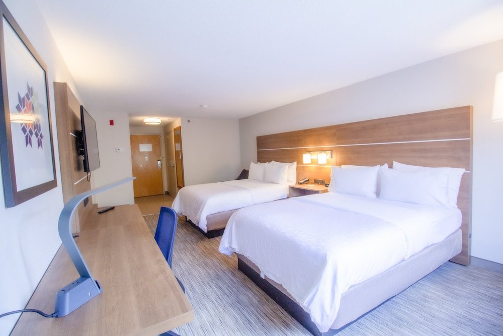 Четырёхместный номер Standard Holiday Inn Express & Suites - Lincoln East - White Mountains, an IHG Hotel