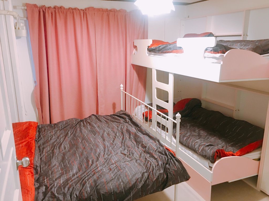 Кровать в общем номере (женский номер) Lux Guesthouse