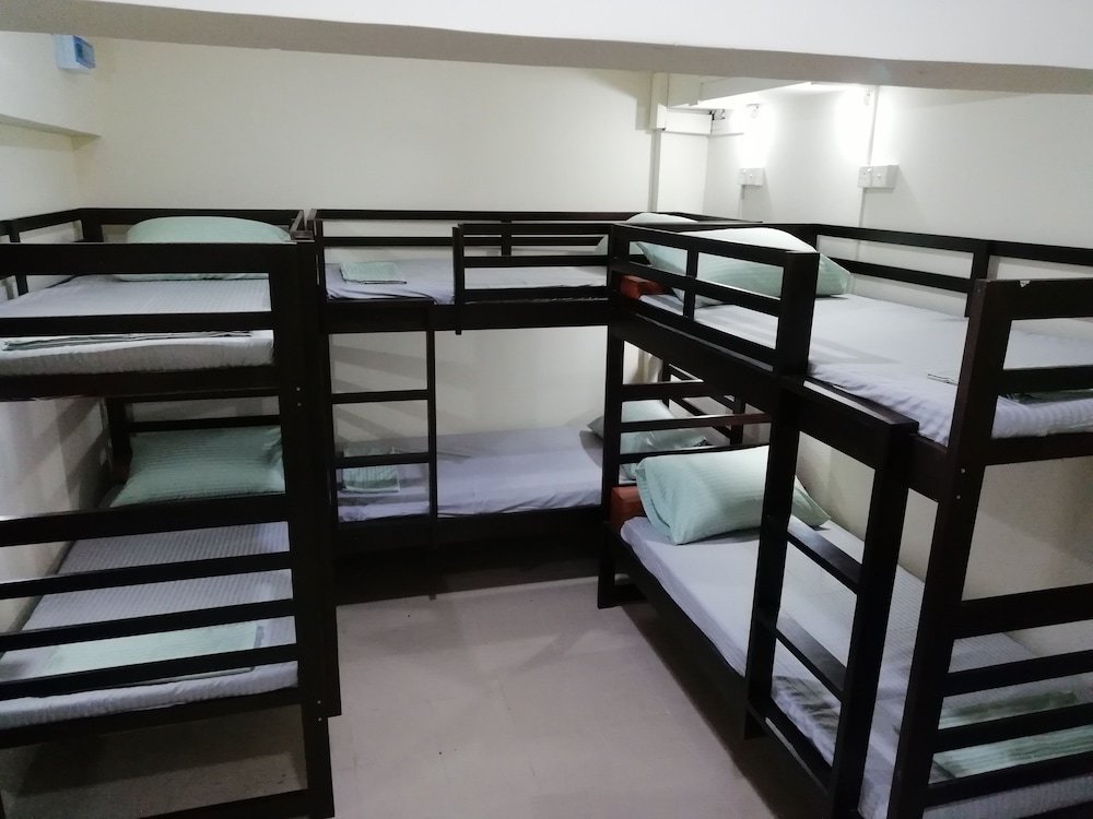 Кровать в общем номере Green Palace Colombo