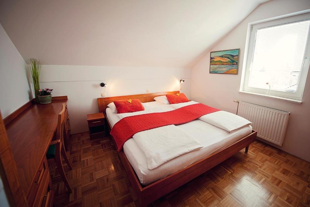 Апартаменты c 1 комнатой с красивым видом из окна Hotel Bajt Maribor