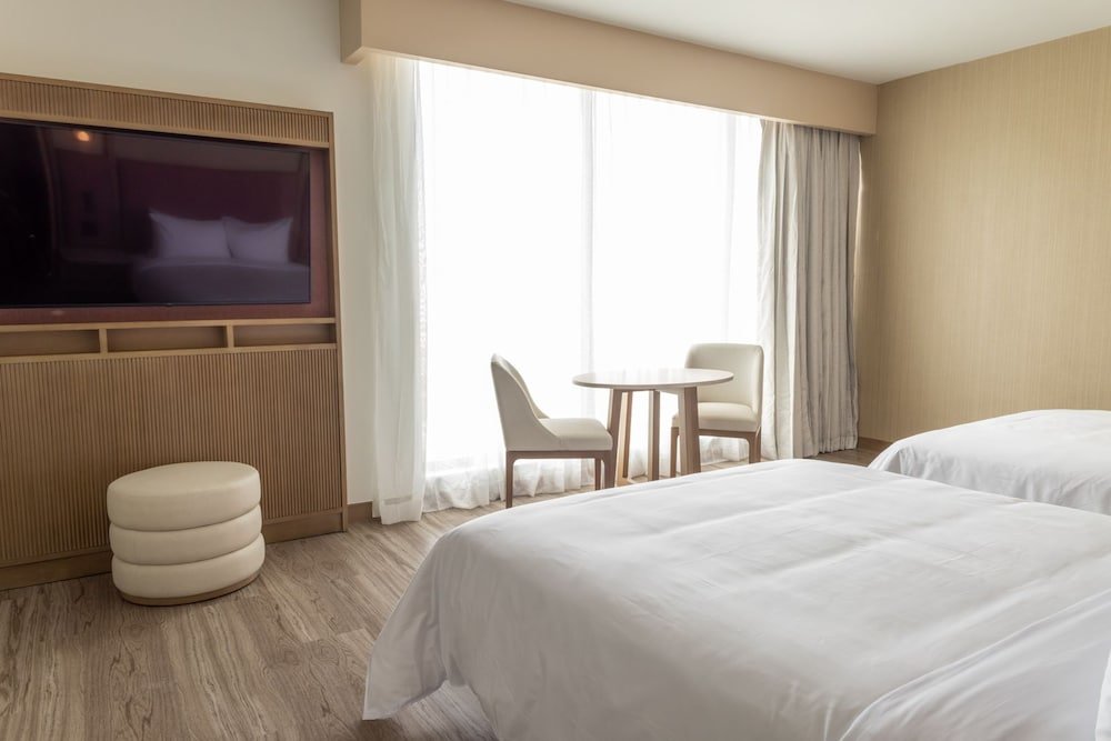 Deluxe Quadruple room with city view Santo Domingo Marriott Hotel Piantini