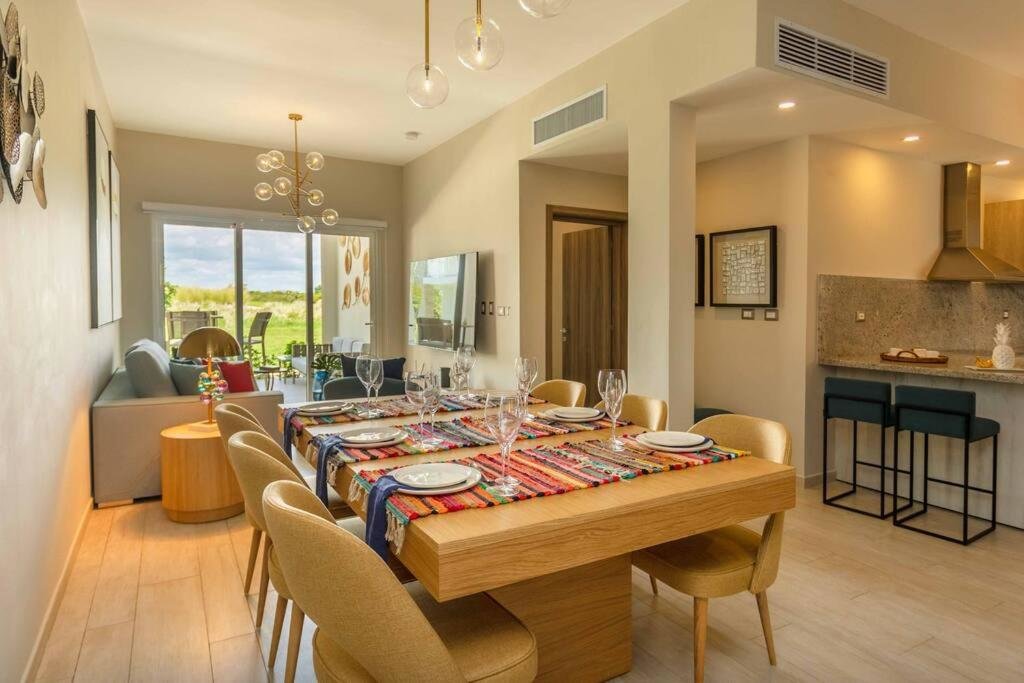 Appartamento Luxury 2BR Pool & Golf View at Cana Pearl