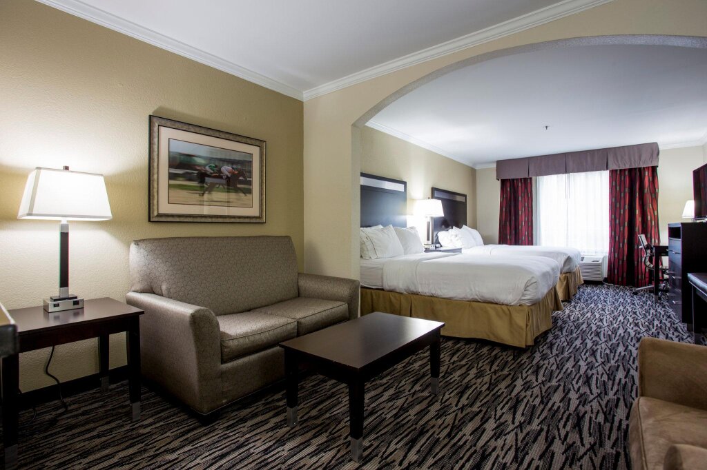 Quadruple Suite Holiday Inn Express Hotel & Suites Camden-I20 , an IHG Hotel
