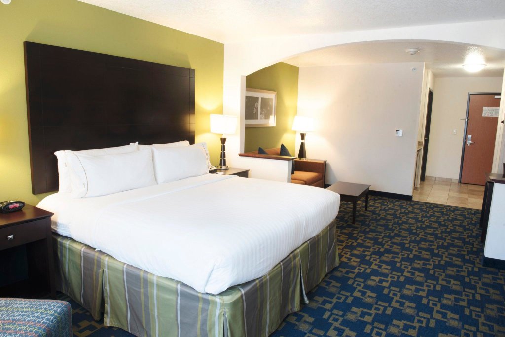 Люкс Holiday Inn Express and Suites Urbandale Des Moines, an IHG Hotel