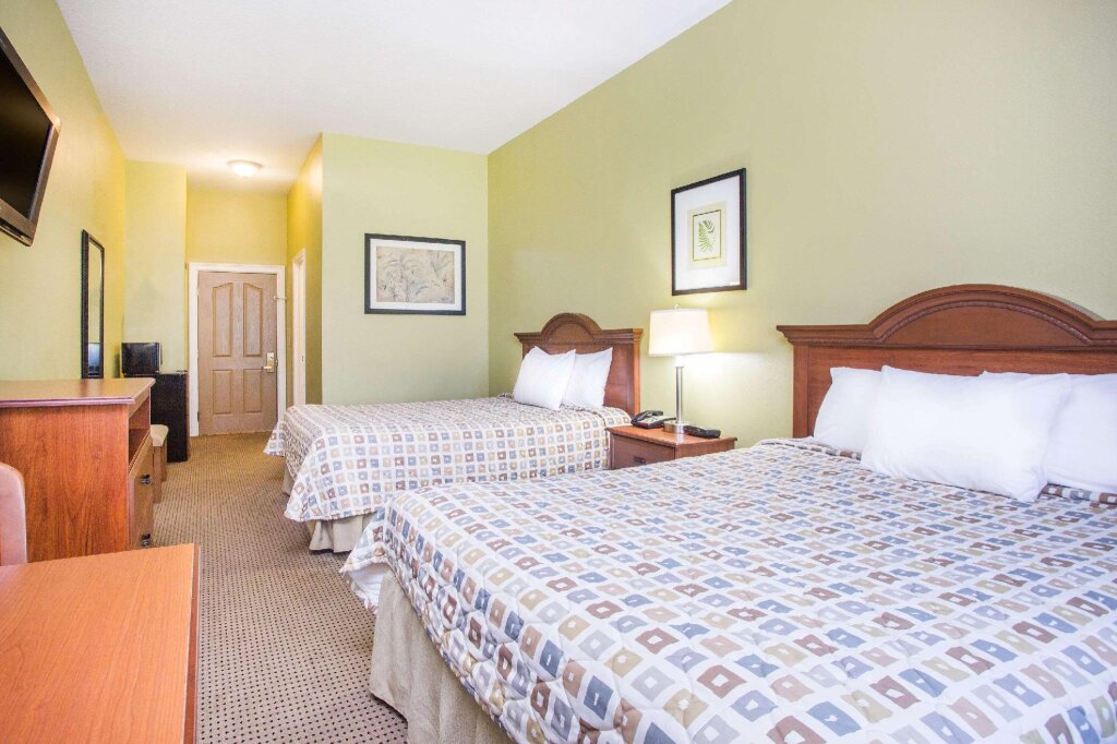 Четырёхместный номер Standard Days Inn & Suites by Wyndham Swainsboro
