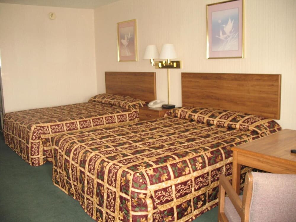 Standard Quadruple room Great Lakes Inn Mackinaw City