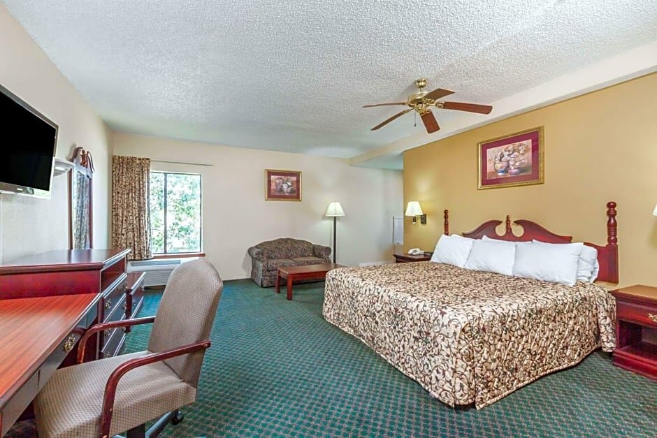 Deluxe Suite Days Inn by Wyndham LaPlace- New Orleans