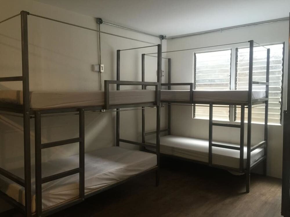Кровать в общем номере (мужской номер) The Hub District Hostel and Dorm