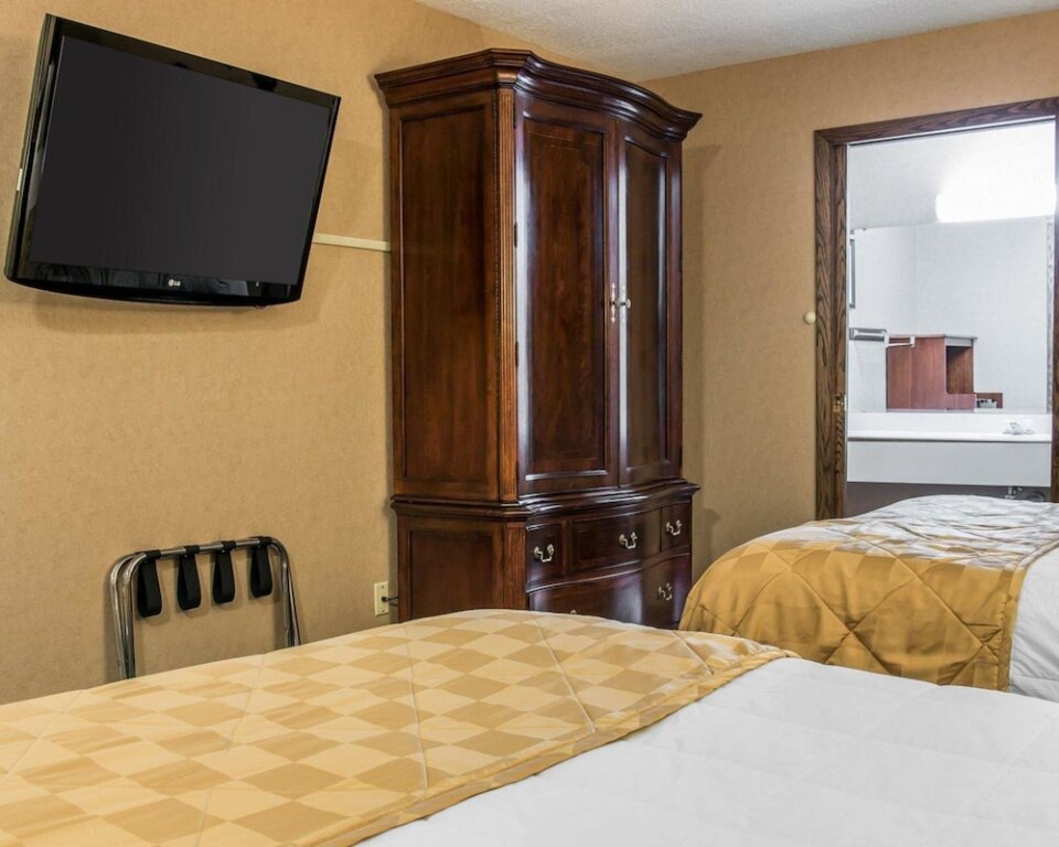 Deluxe Quadruple room with balcony Mackinaw City Clarion Hotel Beachfront