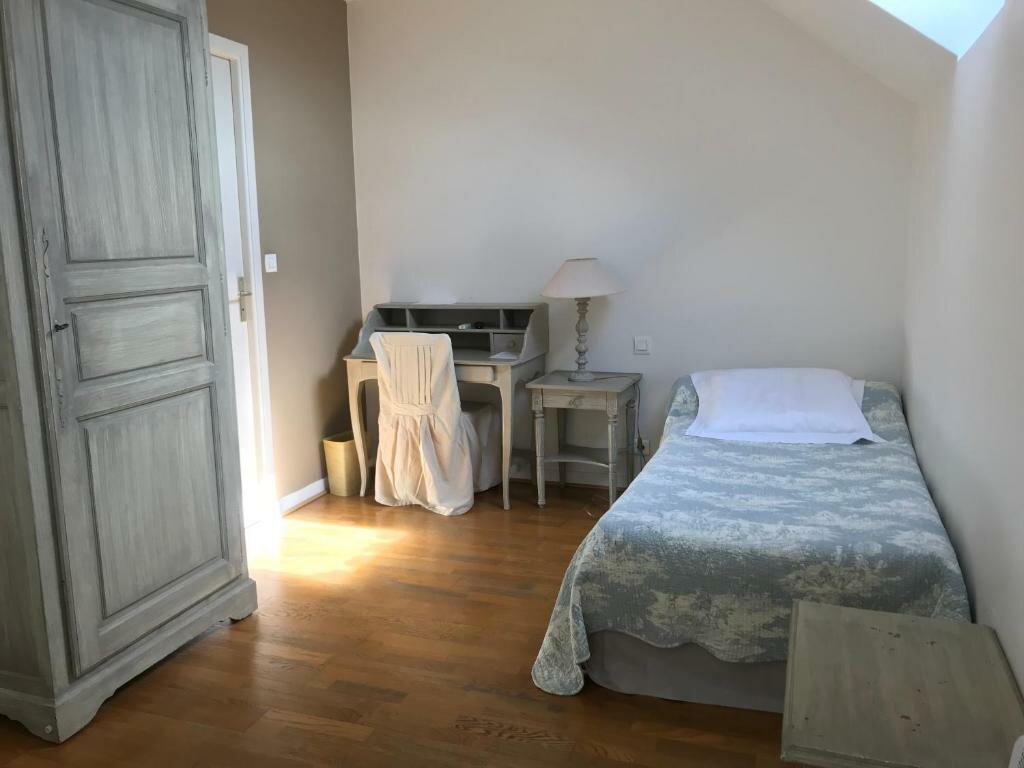 Standard Triple room with street view Le Chatellier