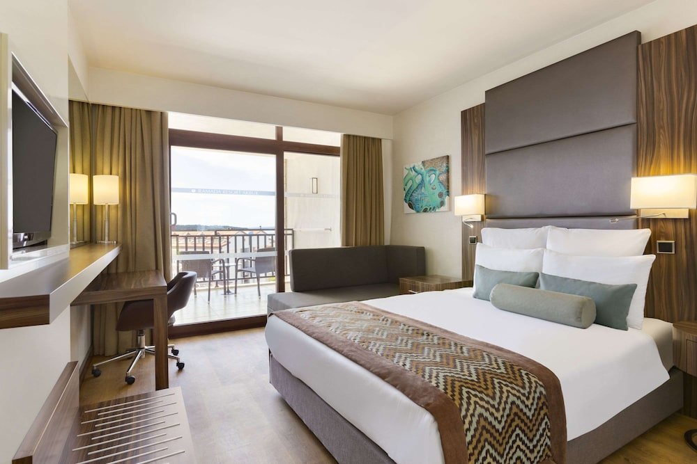 Habitación Estándar con balcón y con vista al terreno Ramada Resort by Wyndham Akbuk