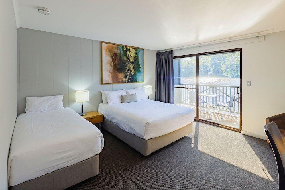 Номер Standard с балконом и с видом на озеро RAC Karri Valley Resort